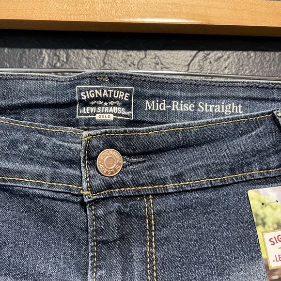 Mid-Rise Straight Levi’s Jeans - Picture 4 of 5